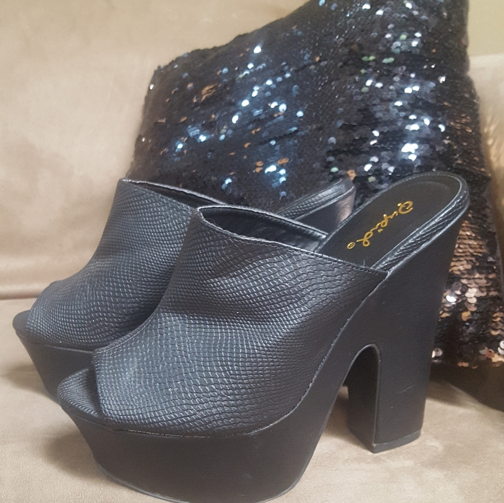Black snake skin platform heel 6.5 NEW